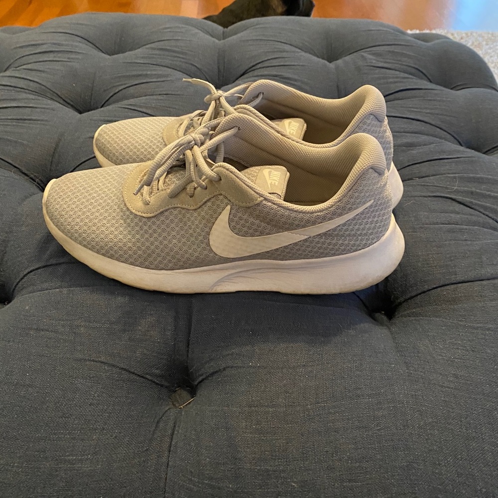 Good used pair of Nike tennis shoes